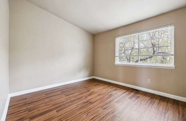 Building Photo - $0 DEPOSIT OPTIONS. SPACIOUS 2 BED, 2.5 BA...