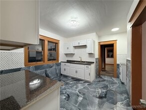 Building Photo - 111 Dempster St