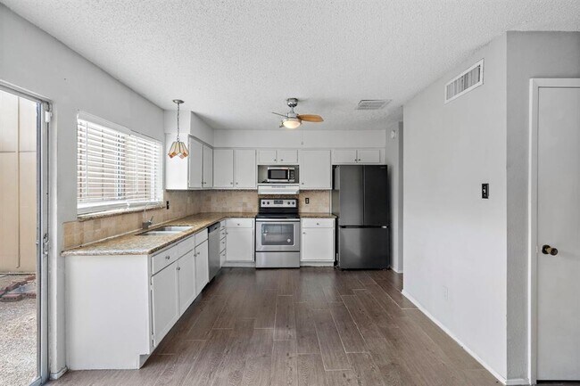 Building Photo - 2383 Crescent Park Dr