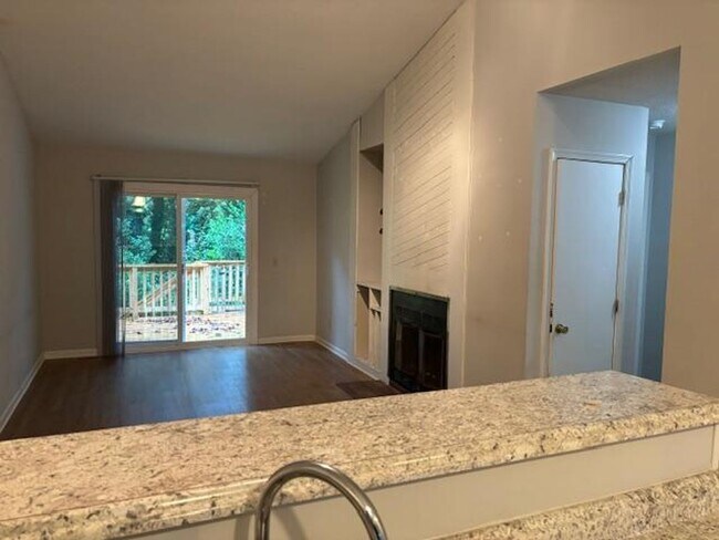 Building Photo - 943 W Chatham St