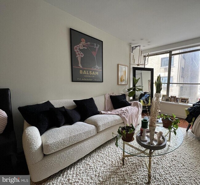 Building Photo - 224 W Rittenhouse Square