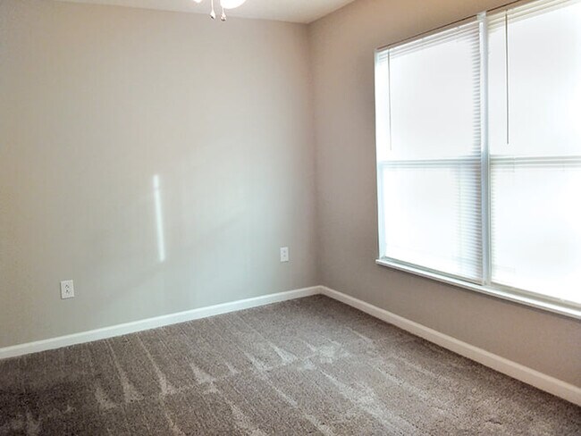 Building Photo - 1108 S Locust St