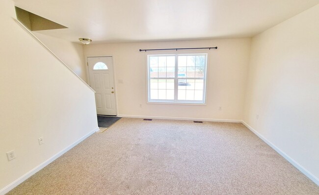 Building Photo - 2 Bed / 1-1/2 Bath Townhome