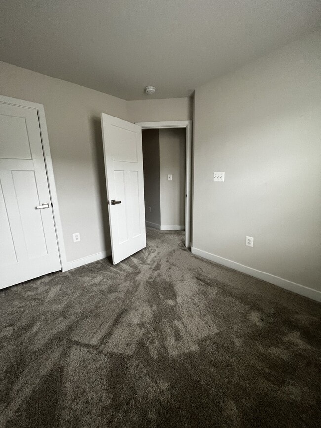 Building Photo - Exceptional 3-Level Corner Unit Townhome w...