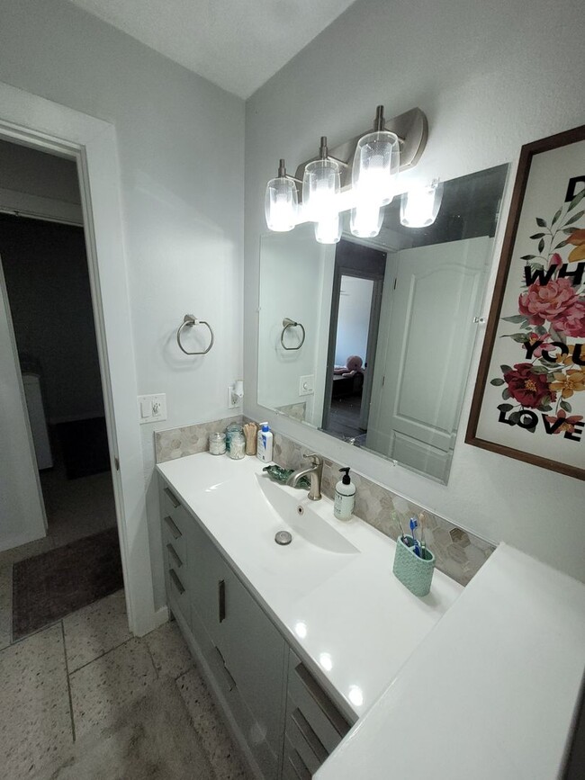 Building Photo - Stunning Home with Hot Tub with Detached O...