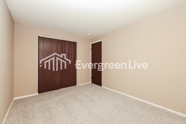 Building Photo - 4727 Stonehedge St