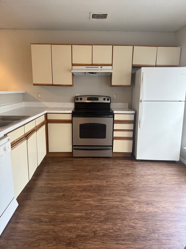 Building Photo - River Crossing - Near Downtown - 2BD /2.5BA - Townhome - Yard - Pet Friendly