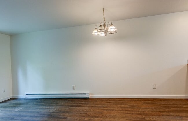 Building Photo - 3 Bedroom/2.5 bathroom townhouse centrally located Oak Harbor