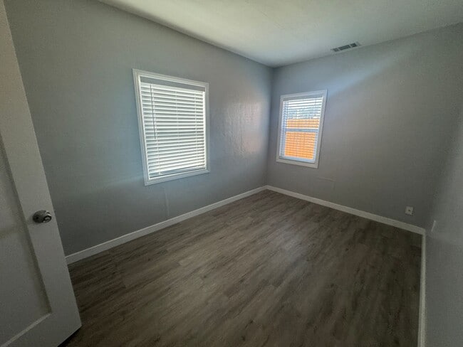 Building Photo - 3 bedroom, 1 bath Single Family Home