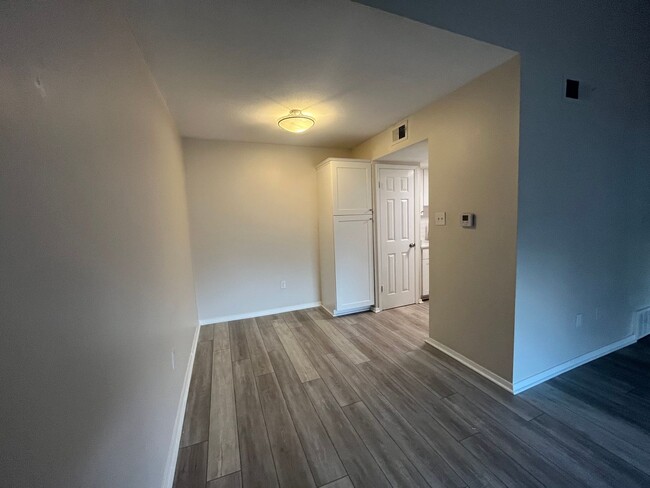 Building Photo - Condominium in Greenbrier: RENOVATED AND  ...