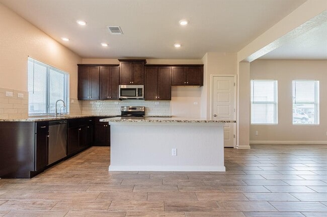 Building Photo - 746 Farmers Dell