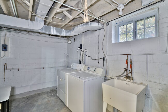 Building Photo - Spacious, Accessible Downtown Silver Spring Townhome!!.... Renovated Kitchen, Finished Basement, ...