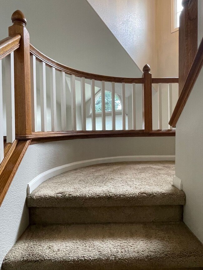 Building Photo - Beautiful Two-Story Home in Cul-de-sac