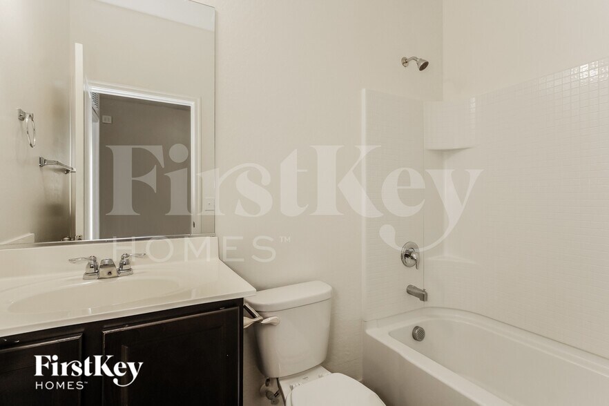 Building Photo - 20037 W Mesquite Dr