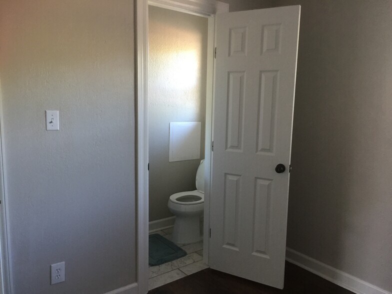 Building Photo - 1625 Farmington Ave