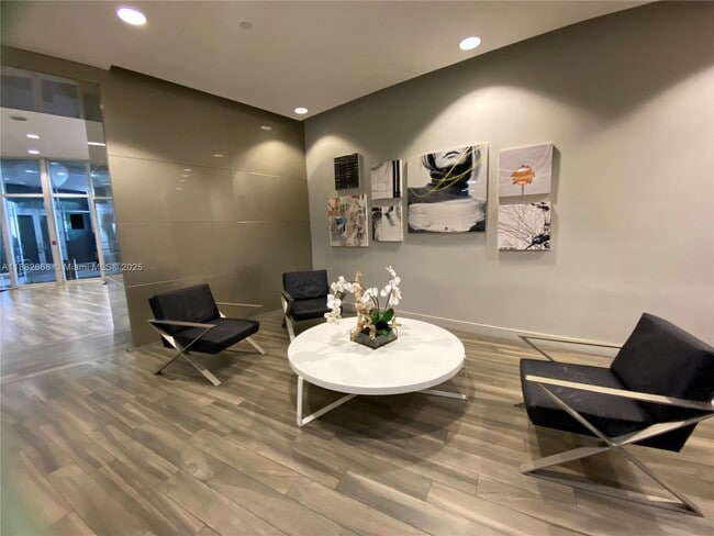 Building Photo - 1750 N Bayshore Dr