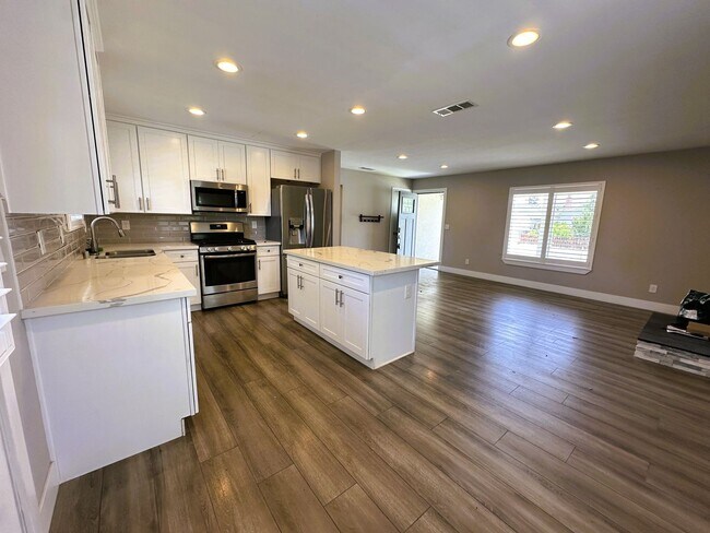 Building Photo - Beautiful 2-Bedroom Home with Large Backyard