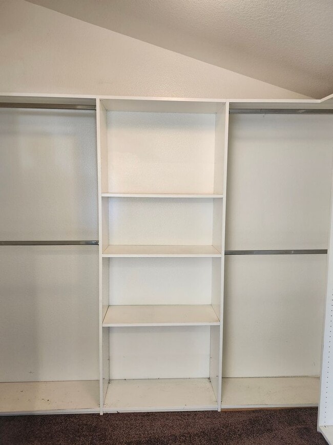 Building Photo - Spacious 4-Bedroom Home in a Prime Location