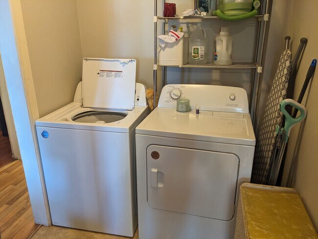 Building Photo - Cherry St Duplex