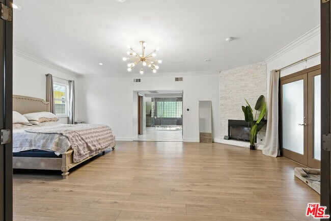 Building Photo - 5139 Collett Ave