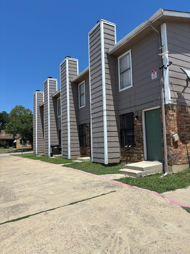 Building Photo - Gated Community with Updated 2-Bedroom, 1....