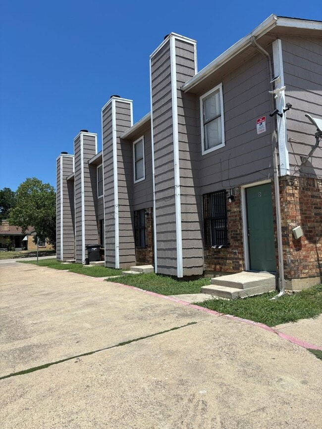 Building Photo - Updated 2-Bedroom, 1.5-Bath Accepting VASH...