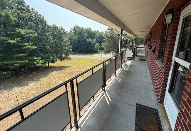 Building Photo - 10 Colonial Dr