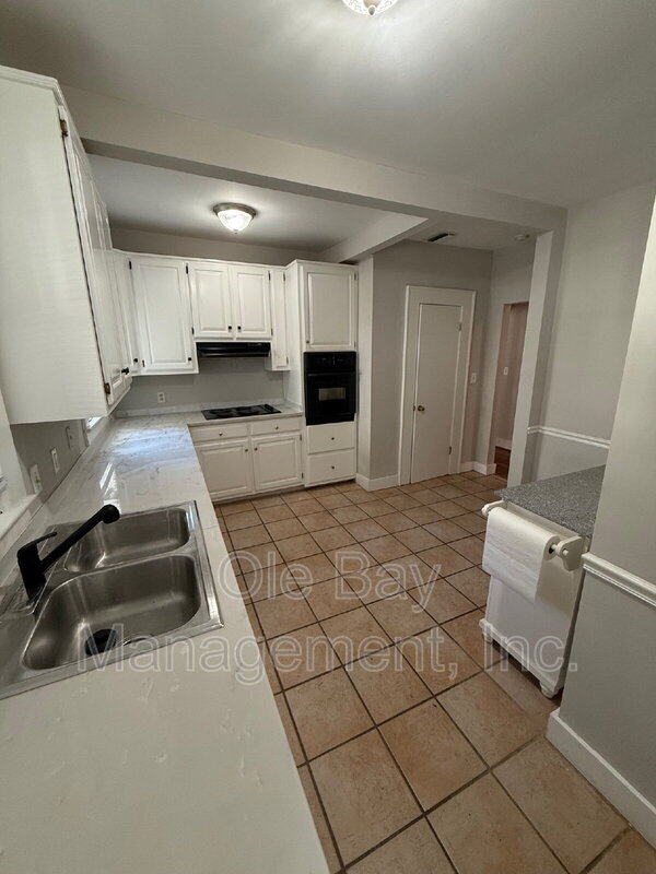 Building Photo - 110 Demouy Ave