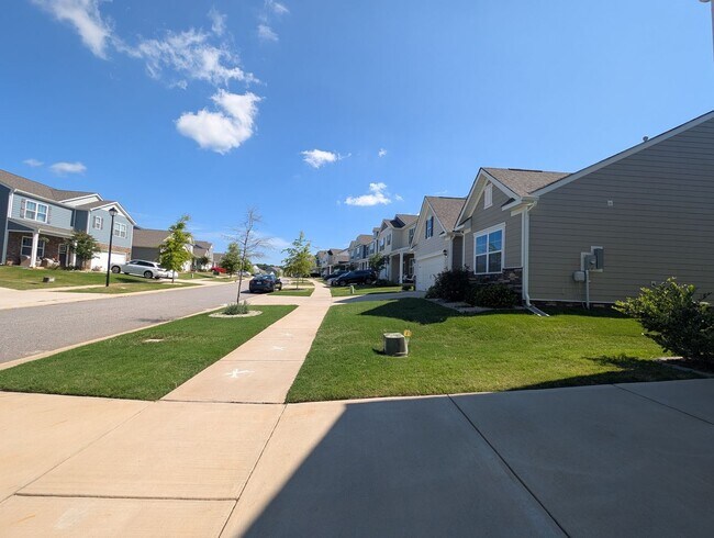 Building Photo - Spacious 2 story, 5 bedroom, 3 bath Home located in Secrest Commons Community!