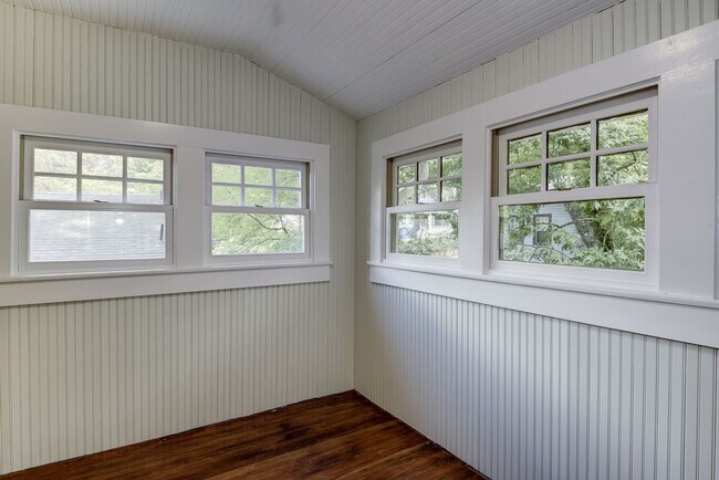 Building Photo - 3 Bed 2.5 Bath - Takoma Park Craftsman - Spacious Rear Deck