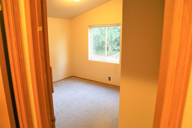 Building Photo - 3 Bed 2 Bath Home Some Utilities Included