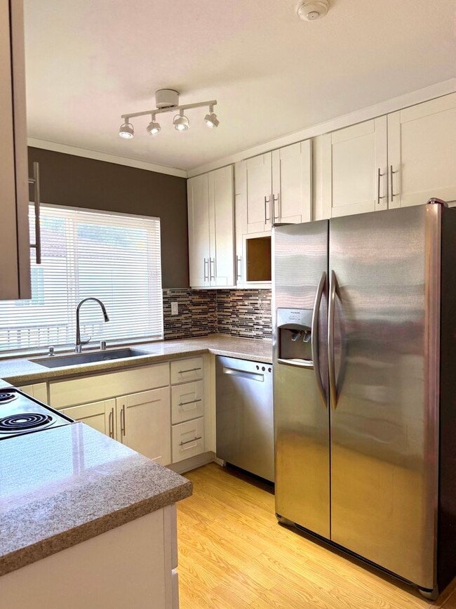 Building Photo - $2,190 / 1 BEDROOM CONDO - PRIME LOCATION! $500 Off 1st Payment!