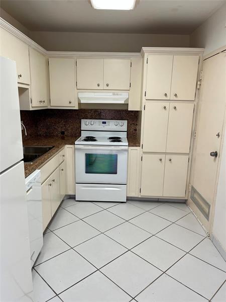 Building Photo - 400 Kings Point Dr