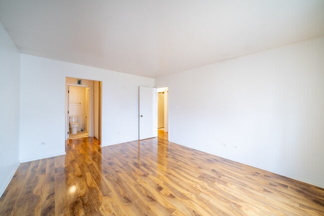 Building Photo - 7020 Barrington Ct