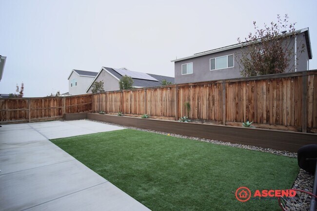 Building Photo - Luxurious 5 bedroom located in Gossamer Grove!