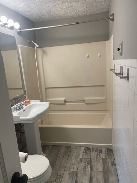 Building Photo - 1230 E 54th St