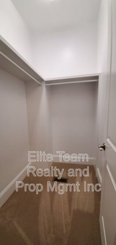 Building Photo - 550 Cottonfield Cir