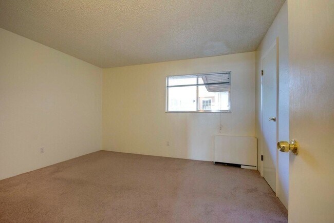 Building Photo - PRE-LEASE! 2 bed 1.5 Bath Condo at The Wimbledon!