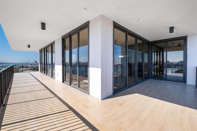 Building Photo - 1000 Venetian Way