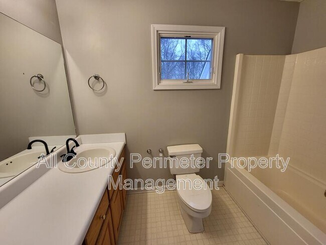 Building Photo - 653 Glenn Gee Rd