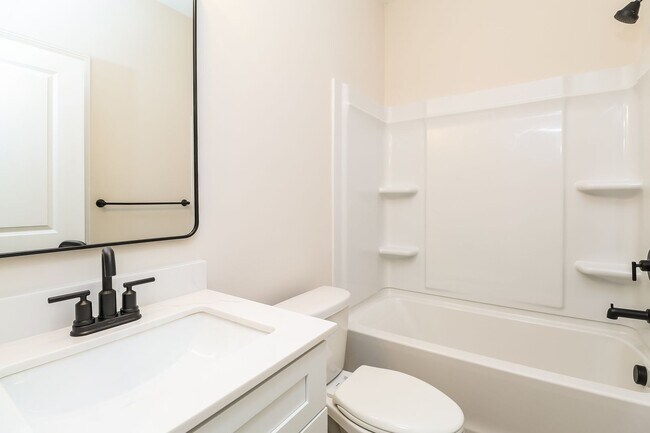 Building Photo - Beautiful 3BR 3.5BA Townhome w/ Full Appliance Kitchen - Garage Parking in West End