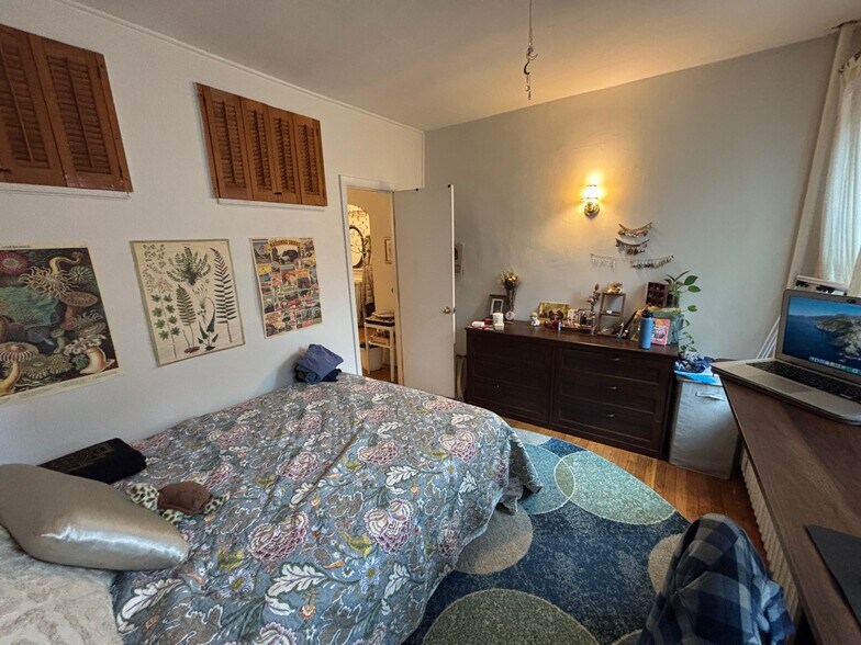 Building Photo - 10 Grove St