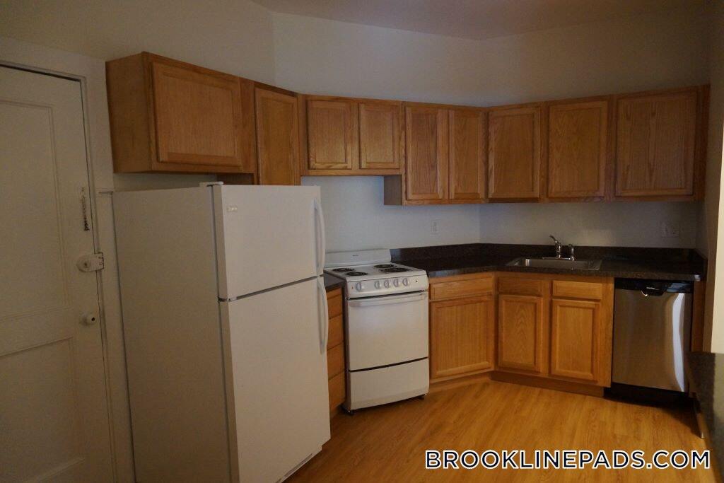 Building Photo - 1589 Beacon St