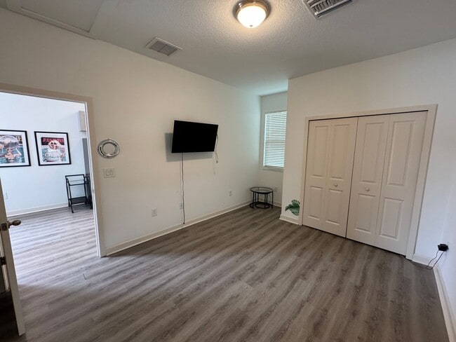 Building Photo - Cozy one bedroom apartment near downtown St. Petersburg