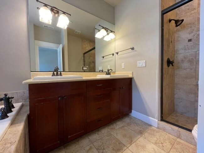 Building Photo - Happy Valley Townhome! 2Bed + Den/Office w/ 2.5 Bath ~ Garage, Washer/Dryer ~ Convenient to PDX A...