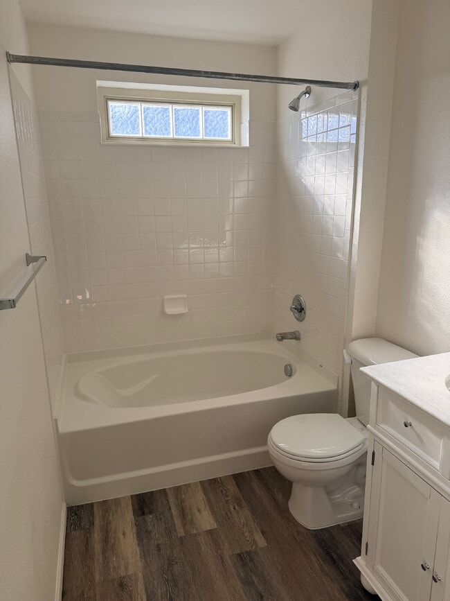 Building Photo - "Charming 2-Bed, 2-Bath condo Oasis in Aurora - 988 Sq Ft of Comfort!"