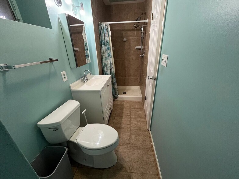 Building Photo - 17101 Clear Creek Dr