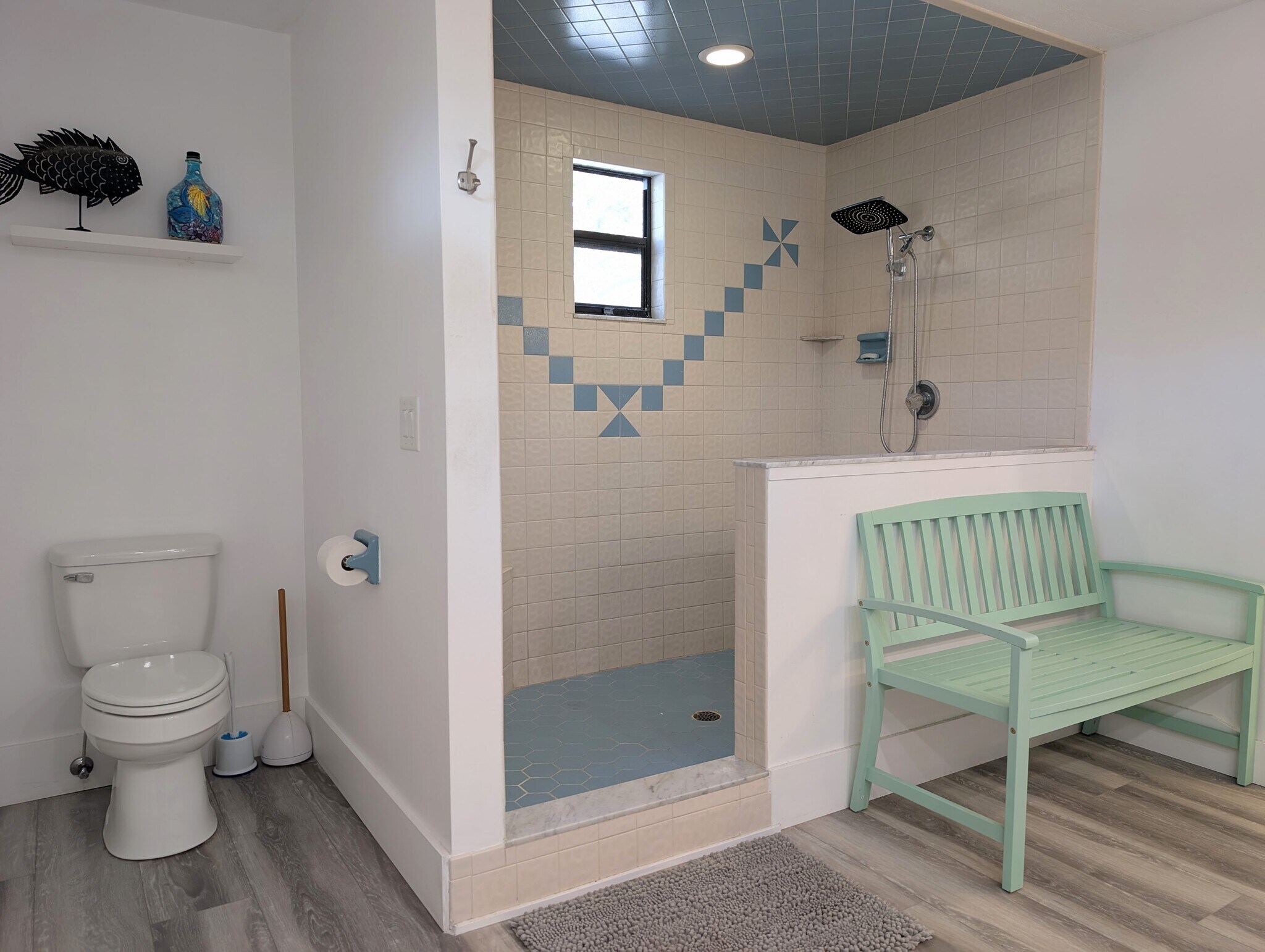 Upstairs bathroom - 4440 Saxon Dr