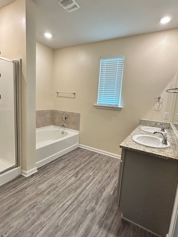 Building Photo - 1805 E Lakeshore Lndg Dr