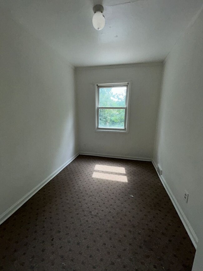 Building Photo - Nice and quiet Town House with garage and ...